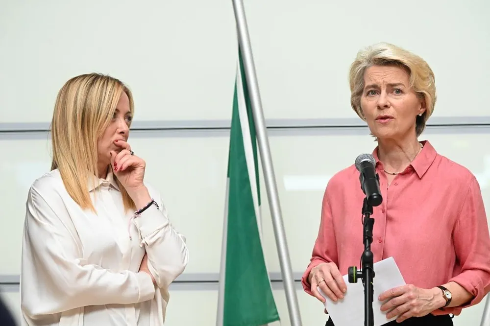 Ursula von der Leyen e Giorgia Meloni davanti alle bandiere Italiana