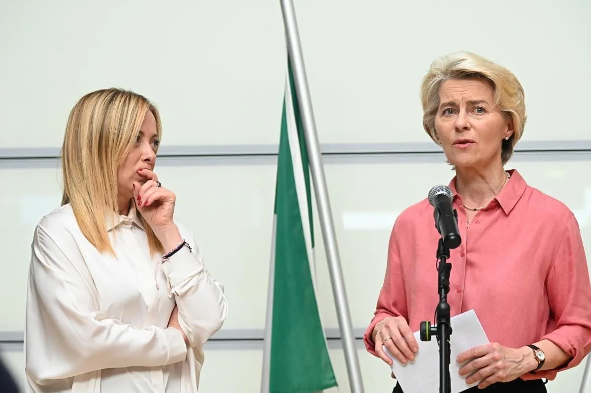 Ursula von der Leyen e Giorgia Meloni davanti alle bandiere Italiana