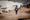 Un bambino, con uno zaino sulle spalle, cammina in un campo profughi a Idlib, in Siria.