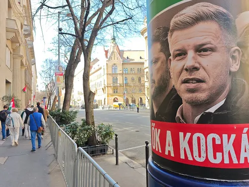 Cartellone elettorale di Péter Magyar affisso al tronco di un albero in una via cittadina in Ungheria, come parte di una campagna di opposizione al governo Orbán.