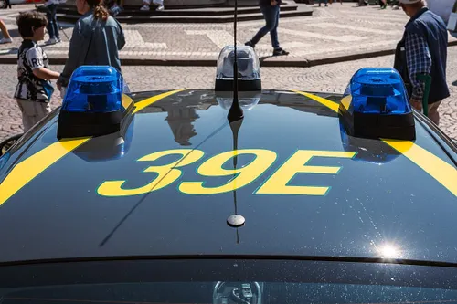 Auto Guardia di Finanza con lampeggianti in una piazza italiana
