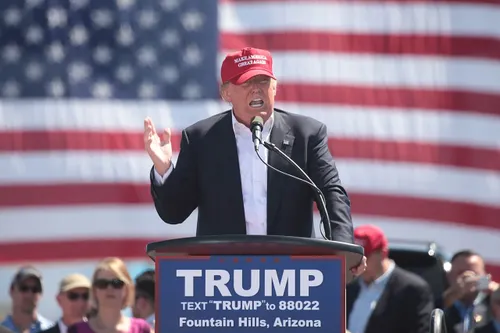 Trump: «È tornato il sogno americano». Il cardinale Ravasi: «Siamo al delirio»