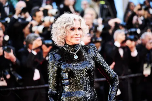 Jane Fonda sfila sul red carpet d'apertura del Festival di Cannes 2026.