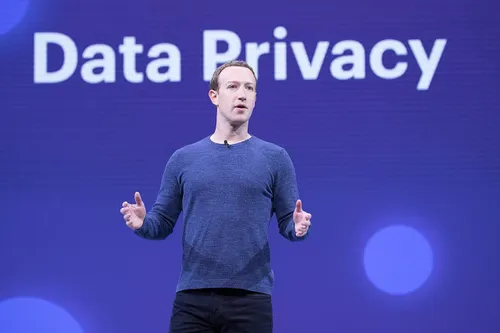 Mark Zuckerberg sul palco che parla alla platea in occasione dell'evento F8 2018 Keynote