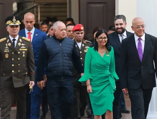 La presidentessa del Venezuela Rodríguez  che cammina attorniata dai rappresentati del Governo nel giorno della cerimonia di insediamento.