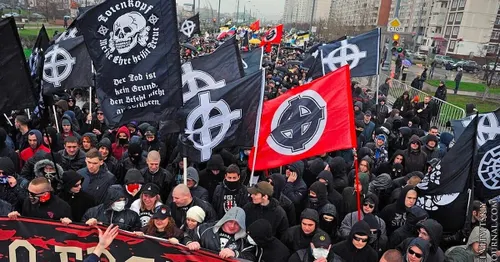 Gruppo di neonazisti riuniti in una manifestazione