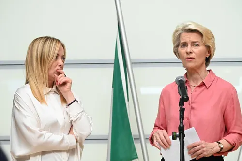 Ursula von der Leyen e Giorgia Meloni davanti alle bandiere Italiana