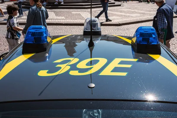 Auto Guardia di Finanza con lampeggianti in una piazza italiana