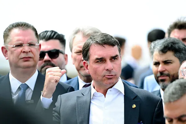 Il senatore Flávio Bolsonaro (PL-RJ) in mezzo alla folla dopo un discorso agli elettori