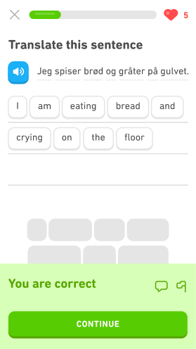 Capture d’écran d’un exercice de Duolingo qui dit : « Je mange du pain et je pleure par terre. » en danois.