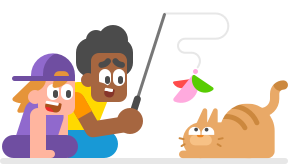 Dos niños están sentados en el piso jugando con un gato naranja. Uno de los niños tiene la piel clara y una camiseta morada, pantalones morados y una gorra de béisbol al revés, y está observando al gato. El otro niño tiene la piel obscura, pantalones azules y una camisa amarilla, y está jugando con el gato con un juguete con plumas.