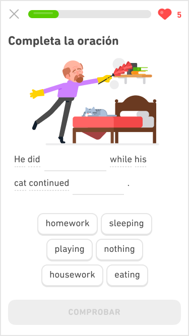 Captura de pantalla de un ejercicio de inmersión del curso de inglés para hablantes de español. Las instrucciones dicen "Completa la oración" y debajo aparece la imagen de un hombre calvo con un suéter morado limpiando un librero, el librero está sobre una cama con una cobija roja. Sobre la cama, un gato gris duerme tranquílamente. Debajo de la imagen está una oración en español, la oración tiene dos espacios vacios y abajo hay un banco de palabras.
