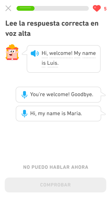 Captura de pantalla de un ejercicio de inmersión del curso de inglés para hablantes de español. Las instrucciones dicen "Lee la respuesta correcta en voz alta" y debajo está la cabeza de Eddy hablando una línea de diálogo en inglés. Eddy tiene el cabello corto y rubio, sujetado con una banda roja en la cabeza que combina con su chaqueta roja. Su línea de diálogo está dentro de una burbuja, y debajo hay dos posibles respuestas a escoger.