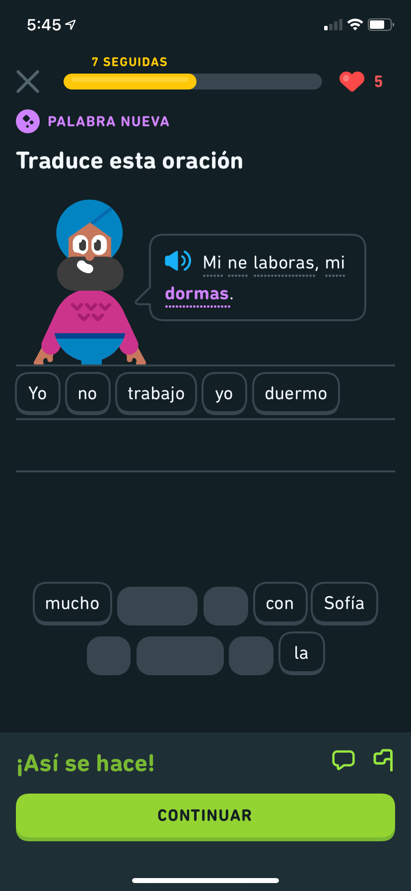Captura de pantalla de un ejercicio del curso de esperanto de Duolingo. El personaje de Duolingo, Vikram, dice en esperanto: "Mi ne laboras, mi dormas", que significa "Yo no trabajo, yo duermo", y la traducción está en un banco de palabras justo abajo.