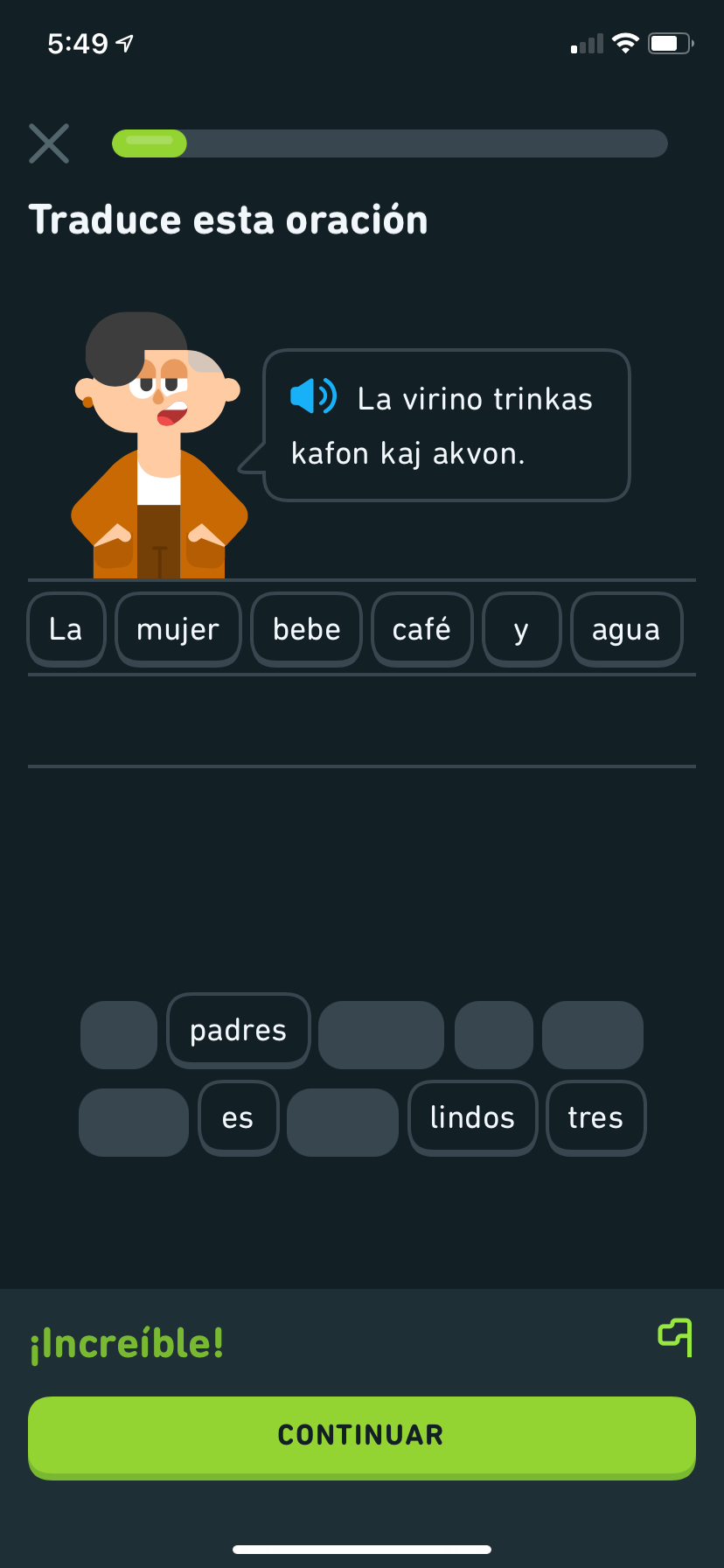Captura de pantalla de un ejercicio del curso de esperanto de Duolingo. El personaje de Duolingo, Lin, dice en esperanto: "La virino trinkas kafon kaj akvon", que significa "La mujer bebe café y agua", y la traducción está en un banco de palabras justo abajo.