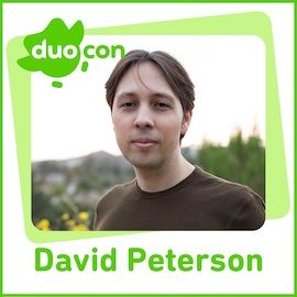Imagen de David Peterson con el logo de DuoCon, con un búho verde en la parte superior izquierda.