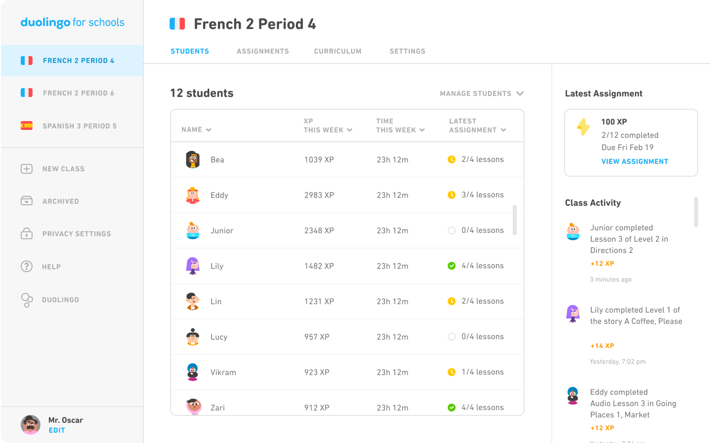 una pantalla en inglés que muestra una tabla con los nombres, fotos e información de aprendizaje de los estudiantes. A la derecha aparece una lista de actividades.