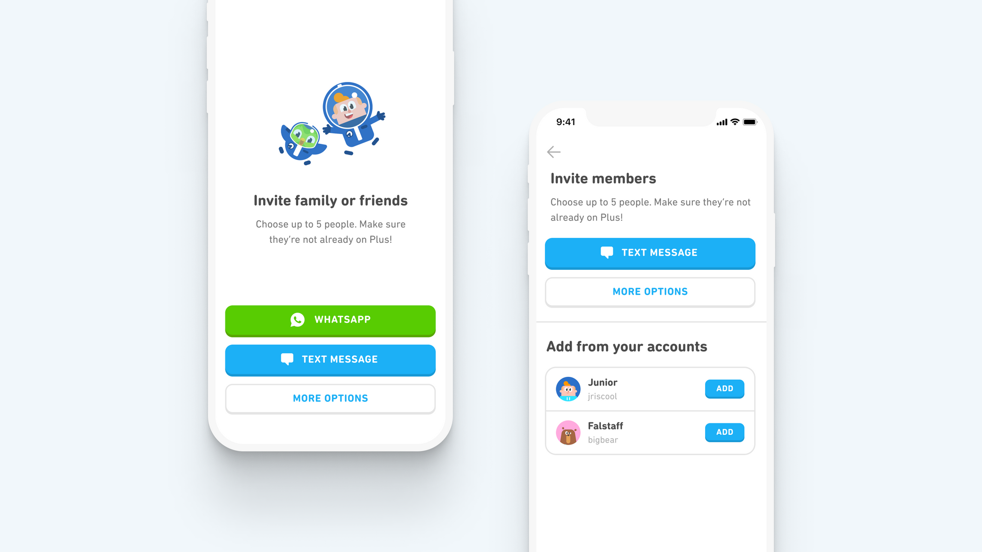 Imagen de dos capturas de pantalla. A la izquierda aparece la pantalla para invitar personas a través de WhatsApp o de un mensaje de texto donde se comparte un enlace de invitación. A la derecha aparece la pantalla para añadir cuentas directamente.