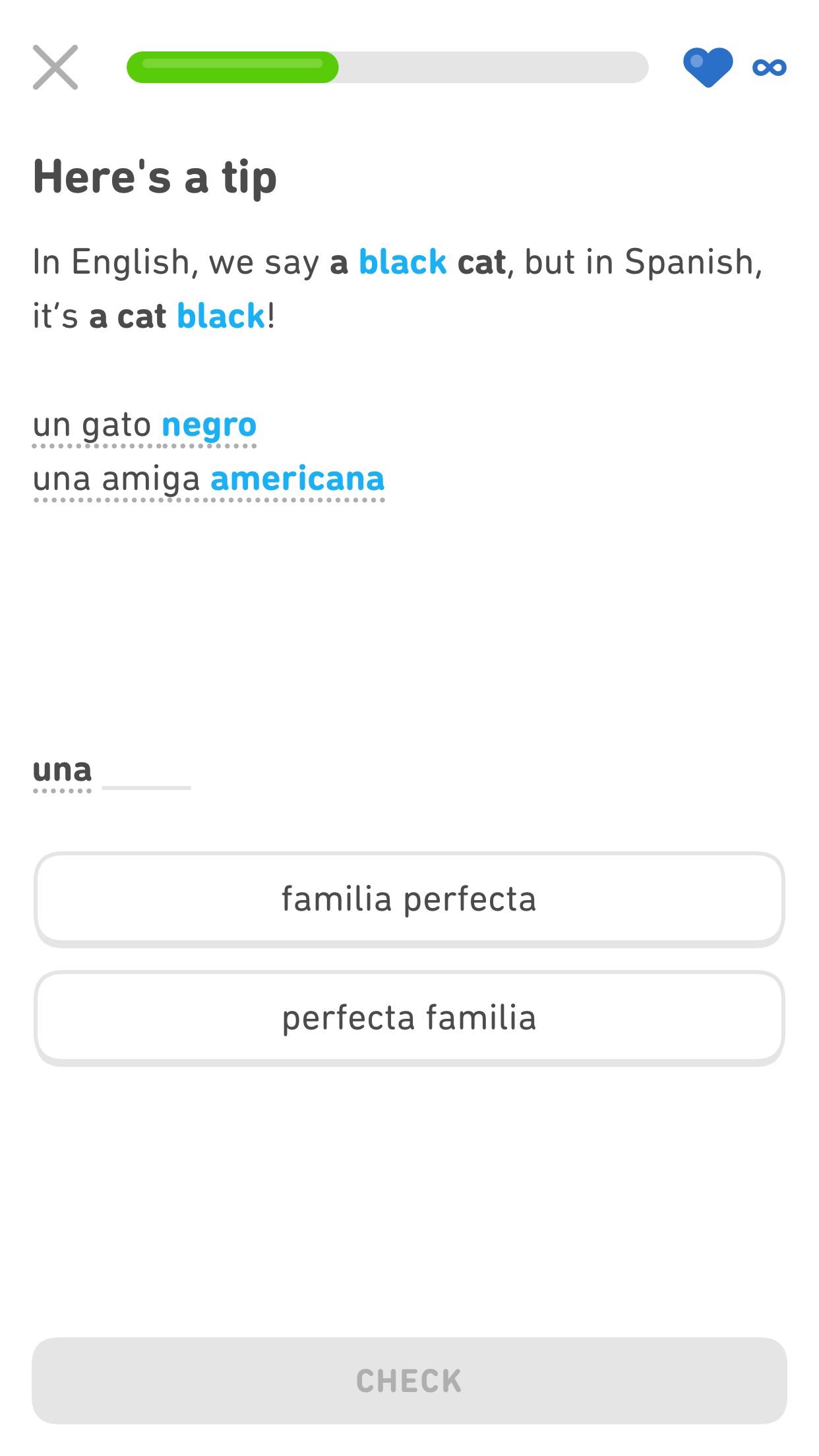 Captura de pantalla de una nota útil de Duolingo que dice “En inglés decimos un negro gato, ¡pero en español se dice un gato negro!”. El adjetivo “negro” aparece en azul en cada oración para destacarlo. Debajo de la explicación aparecen dos ejemplos más: un gato negro y una amiga americana. Debajo de los ejemplos hay un ejercicio en el que hay que llenar los espacios en blancos que dice “una” y luego un espacio en blanco. Las dos opciones son “familia perfecta” y “perfecta familia”.