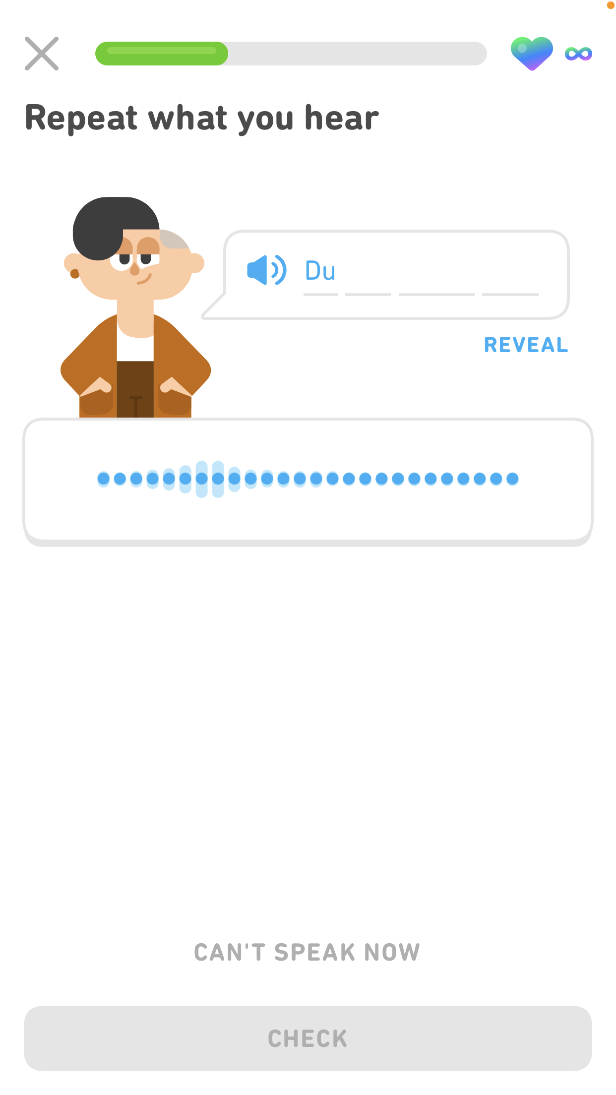 Captura de pantalla de un ejercicio de pronunciación. El micrófono fue pulsado, por lo que aparece la onda sonora que graba la voz del usuario. La parte de la oración que el usuario dijo aparece en azul, mientras que el resto de la oración está en blanco.