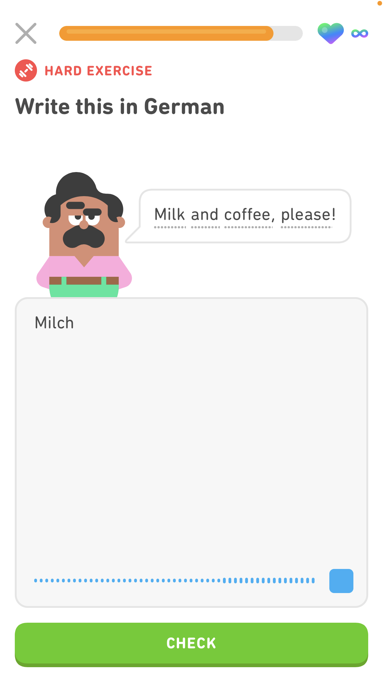 Captura de pantalla de un ejercicio de traducción. El micrófono fue pulsado, por lo que hay una larga barra de puntos azules que indican que se está grabando al usuario. Parte de la traducción ha sido convertida de voz a texto en el recuadro de la respuesta.