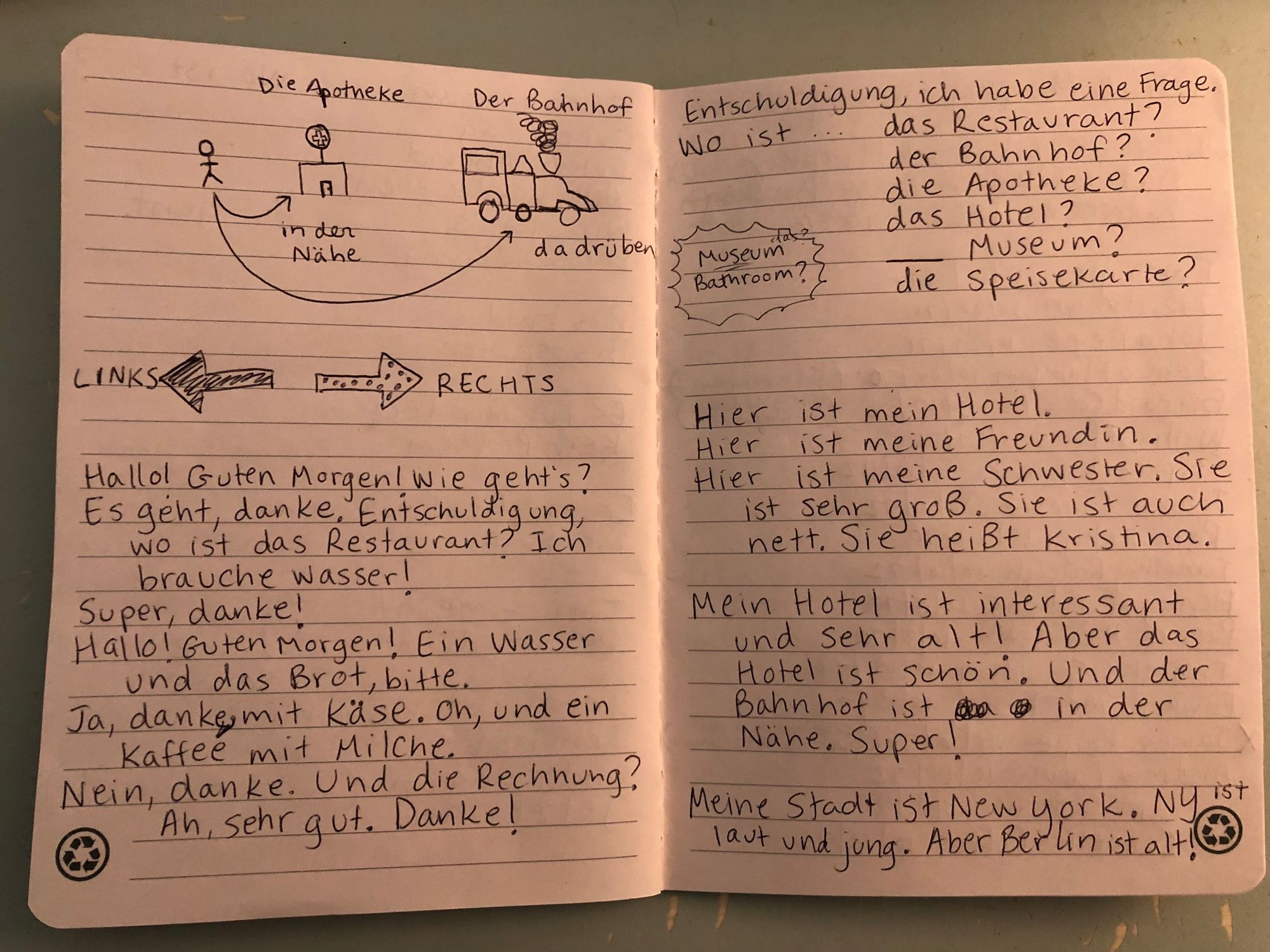 Fotografía de otras dos páginas de un cuaderno abierto. Muestran algunos dibujos con rótulos en alemán, algunos párrafos con diálogos breves en alemán y listas de palabras y pregunta en alemán.