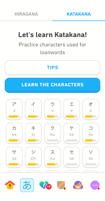 가타카나 연습 탭 스크린샷. 화면 상단에 “Let’s learn Katakana! Practice characters used for loanwords”라고 써 있고, 그 아래 “Tips” 버튼과 “Learn the characters” 버튼이 있다. 그 아래 가타카나 문자 타일이 가로 다섯 개, 세로 세 줄로 배열되어 있다. 각 가타카나 문자 아래에 로마자로 발음이 표기되어 있다. 화면을 아래로 스크롤하면 문자 타일을 더 볼 수 있다.