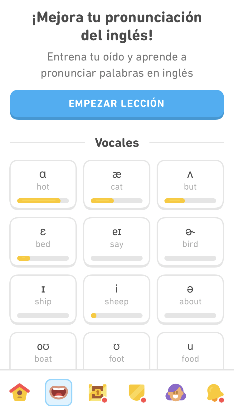 Captura de pantalla de la pestaña de pronunciación, con cuadrados que contienen las vocales del inglés representadas por un símbolo, una palabra de ejemplo y organizados en tres columnas