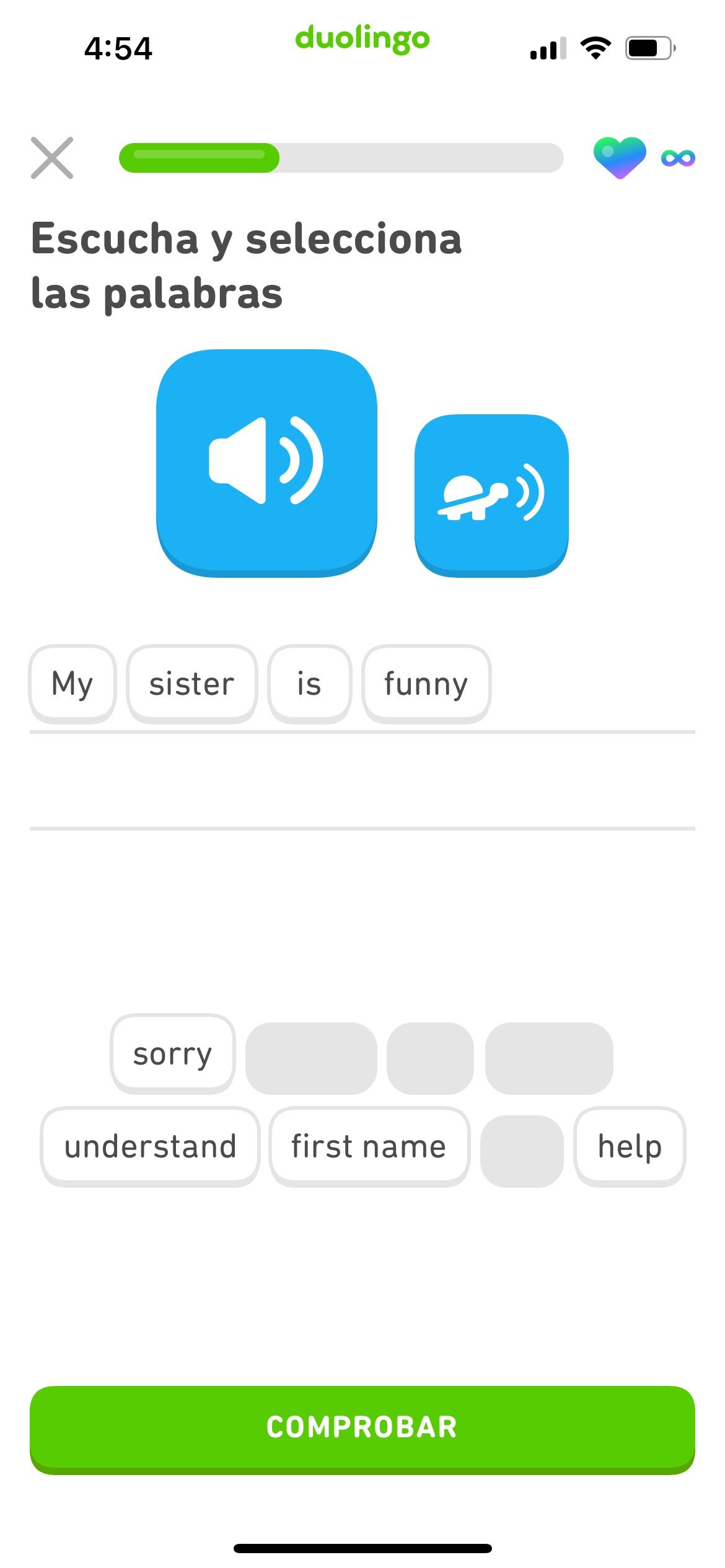 captura de pantalla de un ejercicio del curso de inglés para hablantes de español. Hay un ícono de altavoz que reproduce una oración en inglés. El usuario ha usado las palabras abajo para escribir “My sister is funny” (Mi hermana es divertida”. 