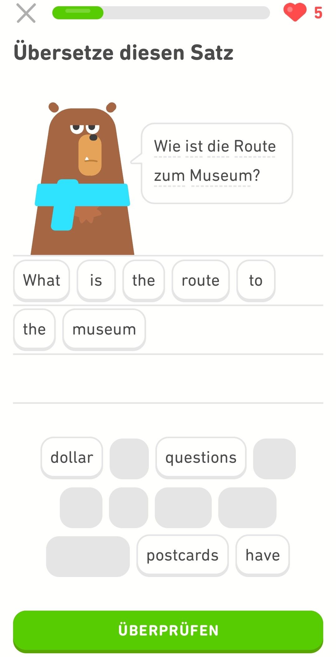Abbildung einer Übung zum deutschen Satz „Wie ist es in Wien?“. Die englischen Wortkacheln darunter ergeben den Satz „How is Vienna like?“ und darunter wiederum befindet sich ein grünes Feld mit der Meldung „Correct“.