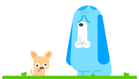 Ein kleiner und ein großer Hund, die auf einem grünen Rasen sitzen.