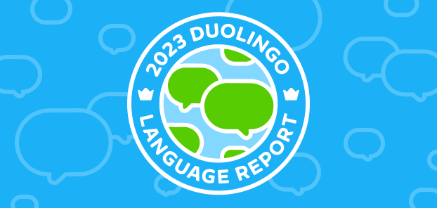 图中蓝色印章上的字样是“2023 DUOLINGO LANGUAGE REPORT“（2023 全球语言学习趋势报告），印章中间的球形设计代表地球，其中的绿色聊天气泡分别代表各大洲。图片的蓝色背景上也有淡化处理的聊天气泡图案。