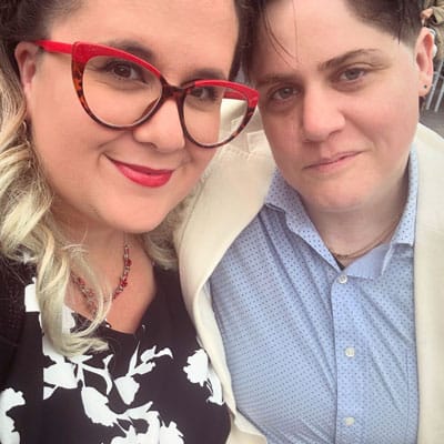 파트너 옆에 서서 나란히 포옹하고 있는 Cara의 사진