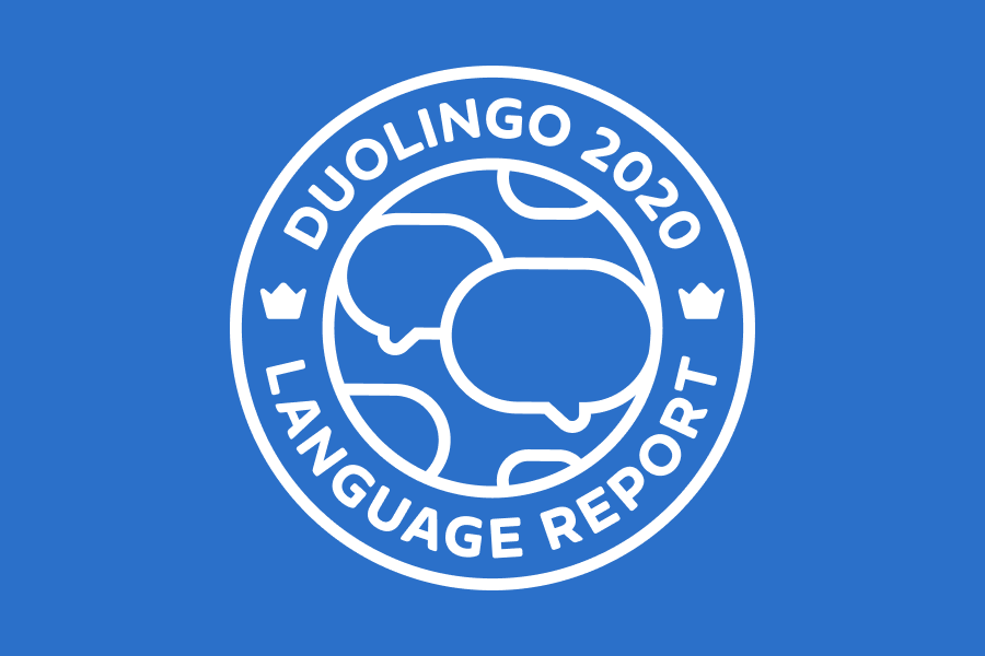 Ilustração do logo do Relatório de Idiomas Duolingo 2020 ao redor da Terra. Os continentes têm a forma de balões de diálogo.