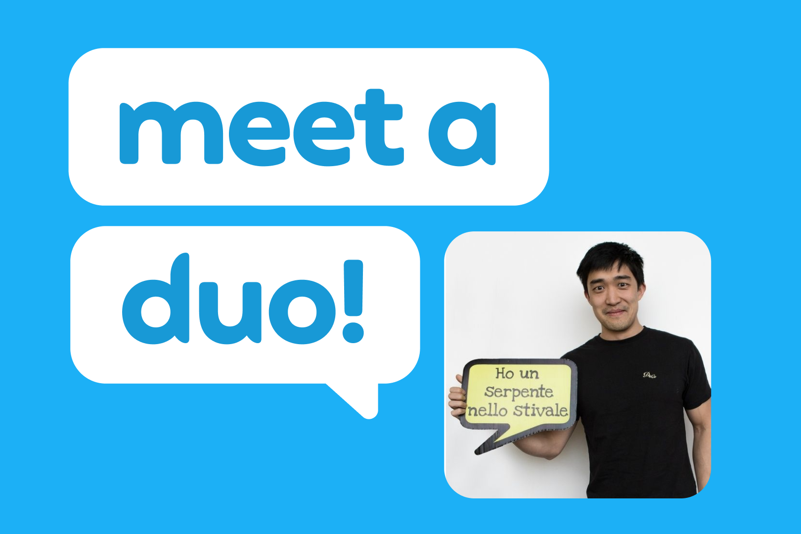 Picture of a smiling man holding a sign reading “Ho un serpente nello stile”, next to speech bubbles that read “Meet a Duo!”