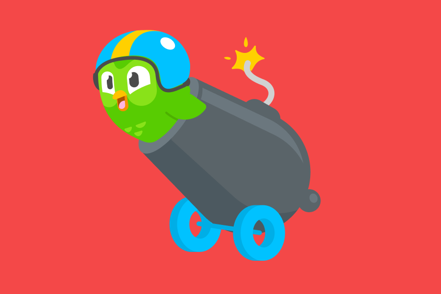 Ilustración de Duo, el búho, sonriente y con un casco. Está en la punta de un cañón listo para hacerlo volar por los aires.