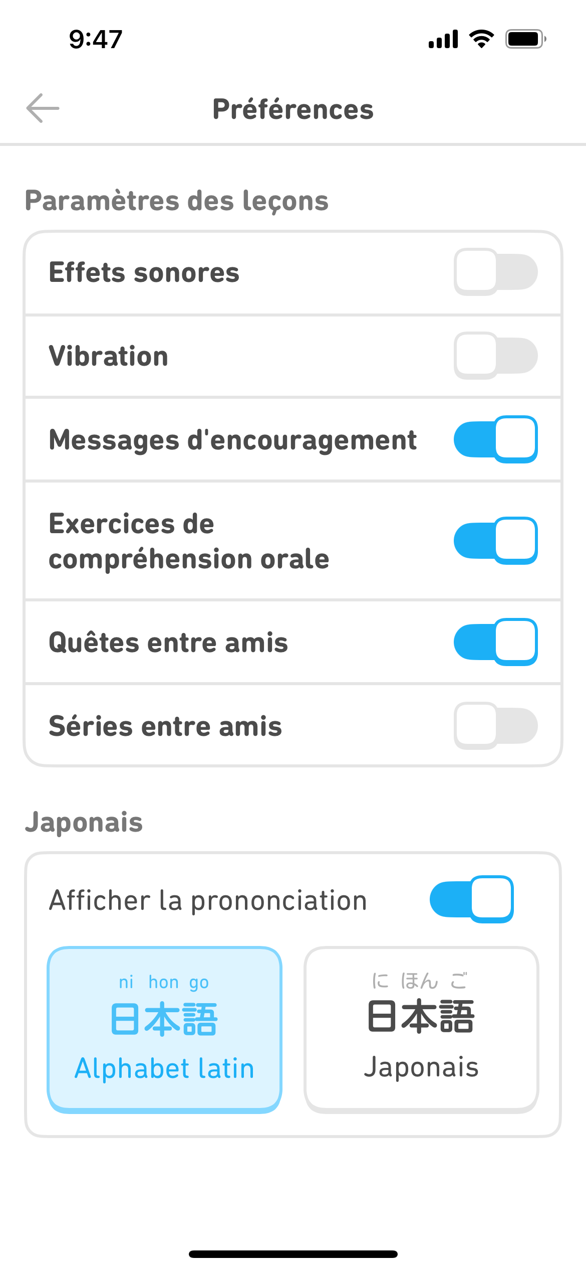 Capture d’écran du menu des Préférences. L’utilisateur peut activer les effets sonores, la vibration, les animations, les messages d’encouragement, les exercices de compréhension orale, les Quêtes entre amis et les Séries entre amis.