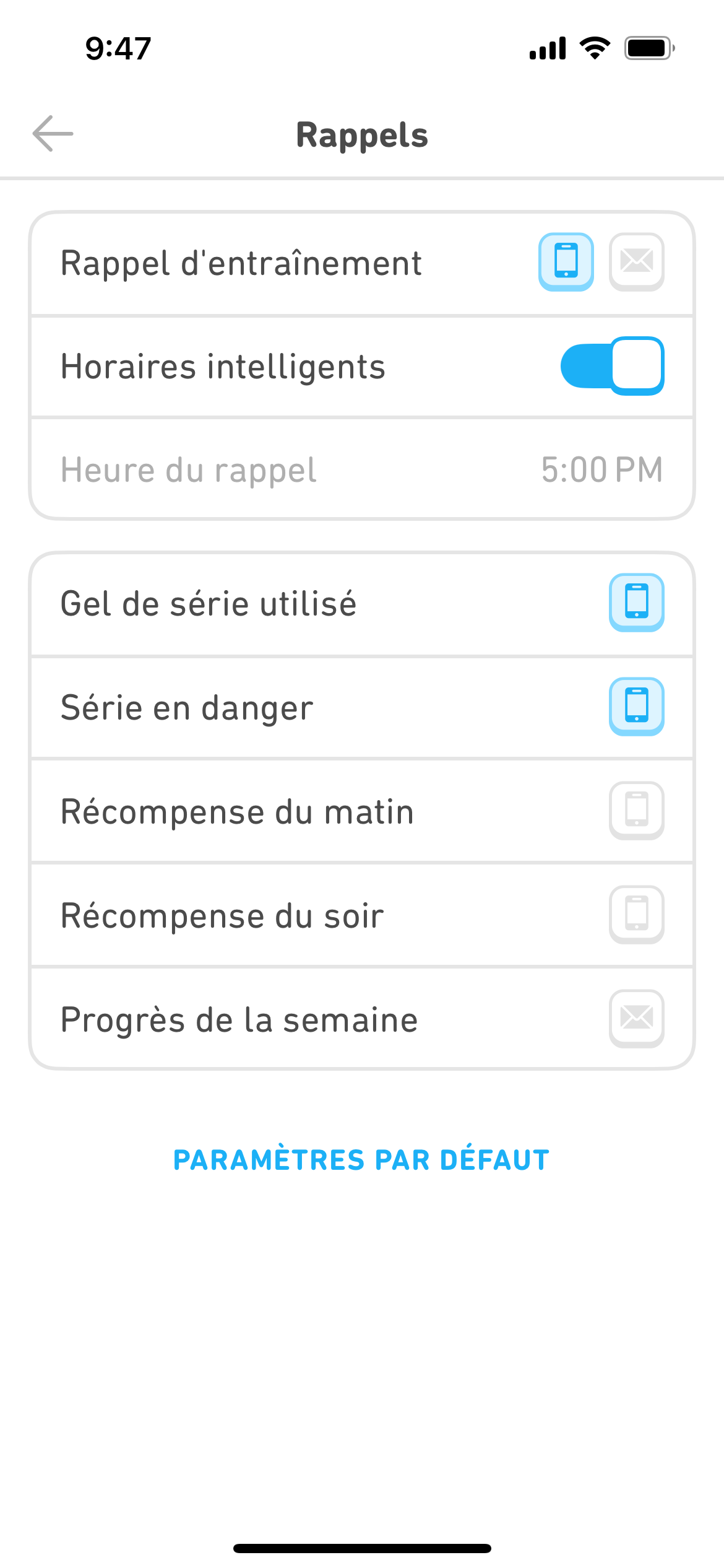 Capture d’écran du menu des Rappels. L’utilisateur peut gérer les rappels d’entraînement, les horaires intelligents, l’heure des rappels d’entraînement ainsi que des rappels quand un Gel de série est utilisé, quand sa série est en danger, quand la récompense du matin est disponible et l’envoi d’un e-mail récapitulant ses progrès de la semaine.