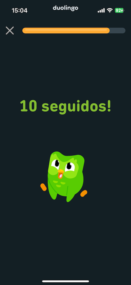 Duo torcendo por você no meio da lição.