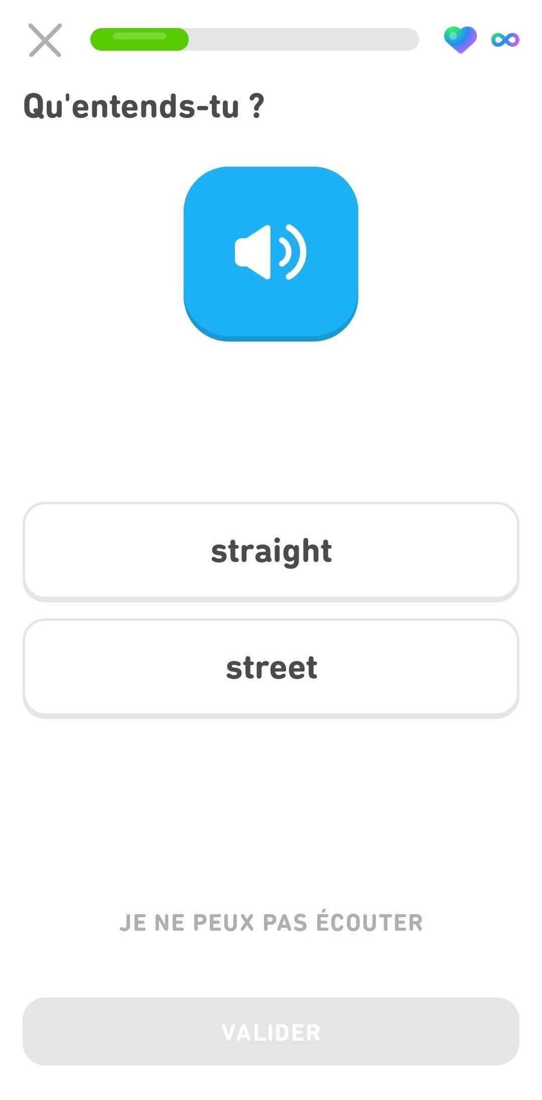 Au cours d’un exercice, un mot est prononcé en anglais et la consigne demande à l’utilisateur « Qu’entends-tu ? » Celui-ci doit sélectionner la bonne réponse parmi deux mots qui sont affichés à l’écran : « straight » et « street ».