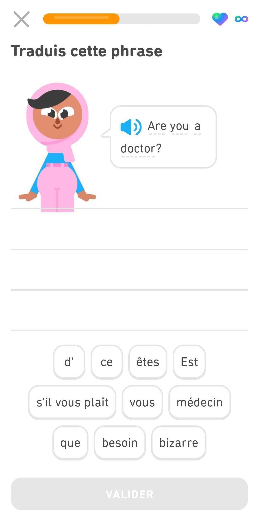 Au cours d’un exercice, Zari, un des personnages de Duolingo, prononce la phrase « Are you a doctor? » La phrase s’affiche à l’écran et la consigne demande à l’utilisateur de traduire la phrase de l’anglais vers le français en appuyant sur les mots qui lui sont proposés en bas de l’écran.