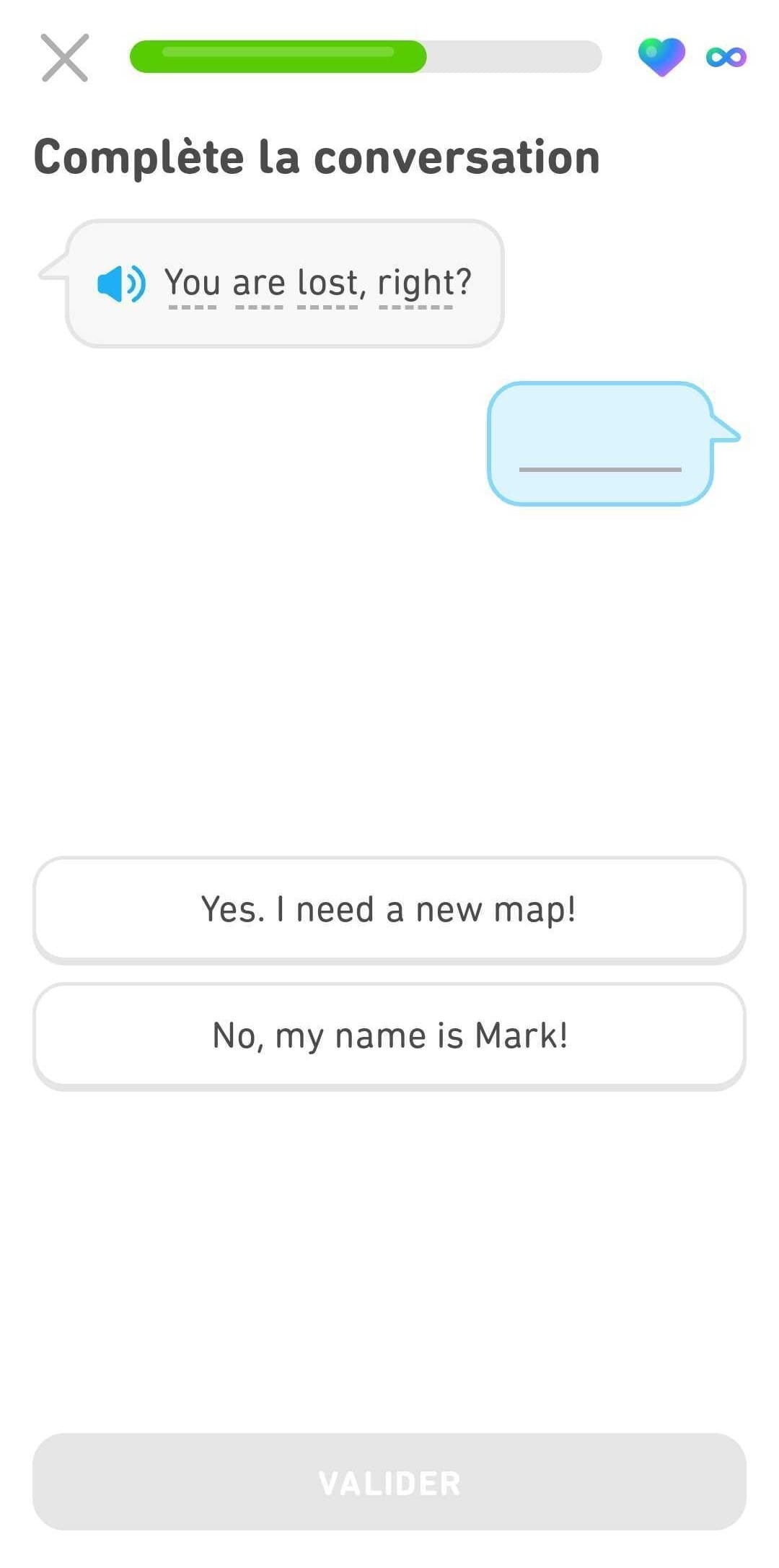 Au cours d’un exercice, un dialogue est affiché à l’écran. Une première voix dit : « You are lost, right? ». La réponse de la deuxième voix est remplacée par un espace vide. La consigne demande à l’utilisateur de compléter la conversation, et celui-ci doit sélectionner la bonne réponse parmi deux options affichées à l’écran : « Yes, I need a map. » ou « No, my name is Mark! »