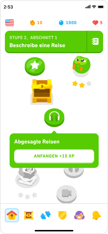 Screenshot des Lehrpfades mit Lektionen auf Stufe 2. Der Pfad zeigt mehrere Lektionen, als Kreise dargestellt, von denen zwei bereits abgeschlossen und daher grün sind. Auf dem zweiten abgeschlossenen Kreis befinden sich ein Kopfhörer-Symbol und eine Sprechblase darunter, mit dem Text „Abgesagte Reisen“ und darunter „Anfangen“.