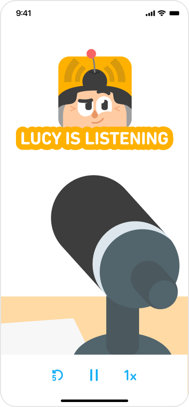 Screenshot vom Beginn einer DuoRadio-Lektion mit einer großen Abbildung eines Mikrofons auf einem Schreibtisch. Darüber befindet sich eine kleinere Abbildung von Lucys Gesicht und der Titel der Sendereihe: „Lucy is listening“