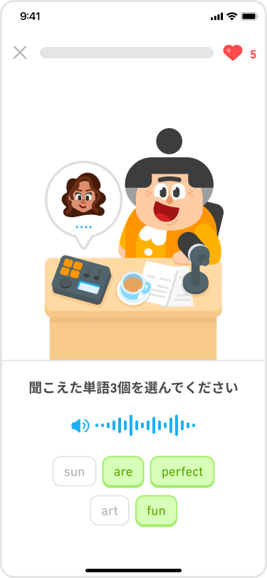 デュオラジオレッスンの途中でのエクササイズ。マイクの前で机に座るルーシーの絵の下に、「聞こえた単語3個を選んでください」という指示文と青いスピーカーボタンが表示されている。