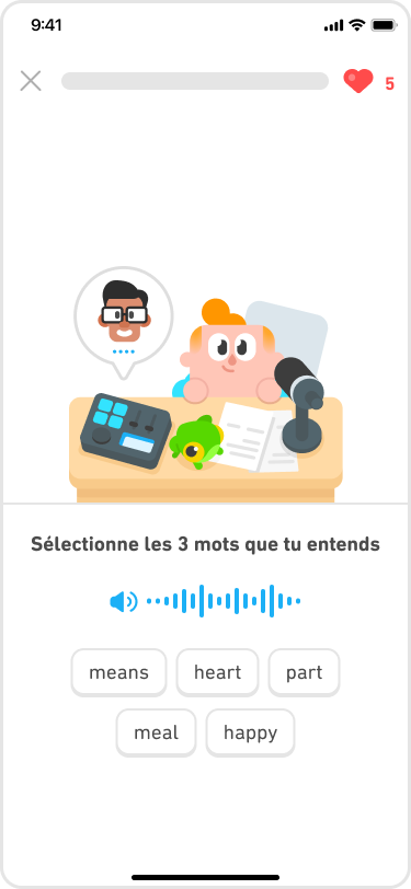 Capture d’écran d’un épisode DuoRadio. Junior est assis à son bureau, devant un micro. La consigne est la suivante : « Sélectionne les 3 mots que tu entends ». Plus bas, 5 mots sont proposés à l’utilisateur.