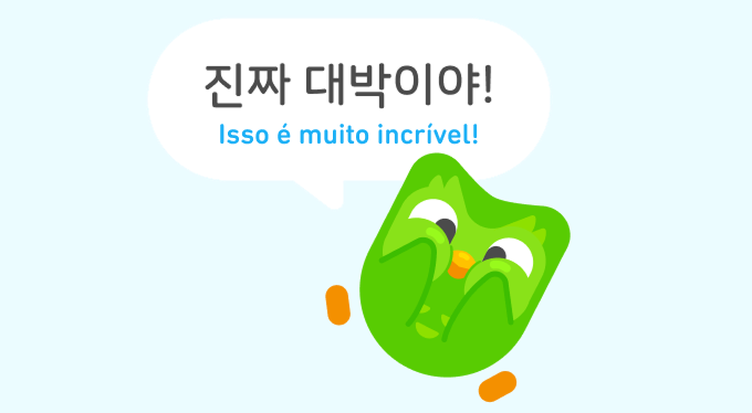 A coruja Duo feliz, com um balão de diálogo que diz “Isso é muito incrível!” em hangul em cima e a tradução embaixo.
