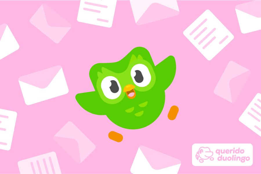 Ilustración de Duo saliendo de un buzón repleto de cartas. En la esquina aparece el logo de Querido Duolingo