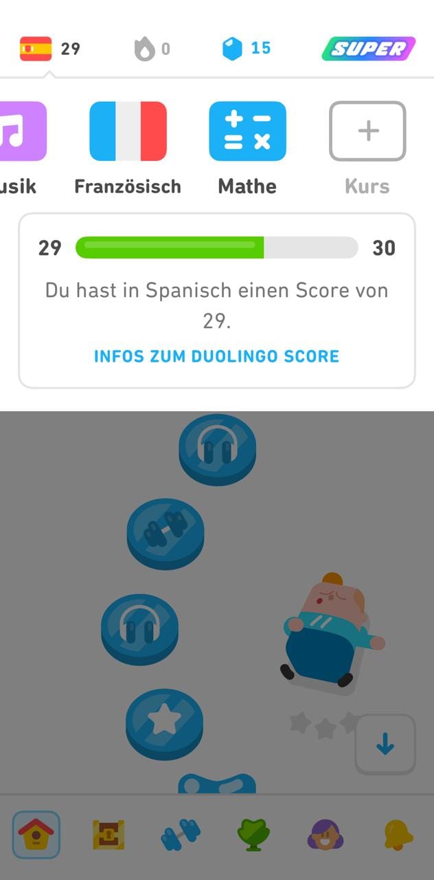 Screenshot mit dem Lernpfad im Hintergrund. Oben drüber befindet sich eine Leiste mit verschiedenen Kursoptionen. Unter der Leiste ist ein Kasten mit Informationen zum Duolingo Score. In der Leiste werden die Kurse Musik, Französisch und Mathe angezeigt. Rechts davon befindet sich eine Schaltläche mit einem Plus-Zeichen und der Beschriftung “Kurs”. Hierüber kann ein weiterer Kurs hinzugefügt werden.