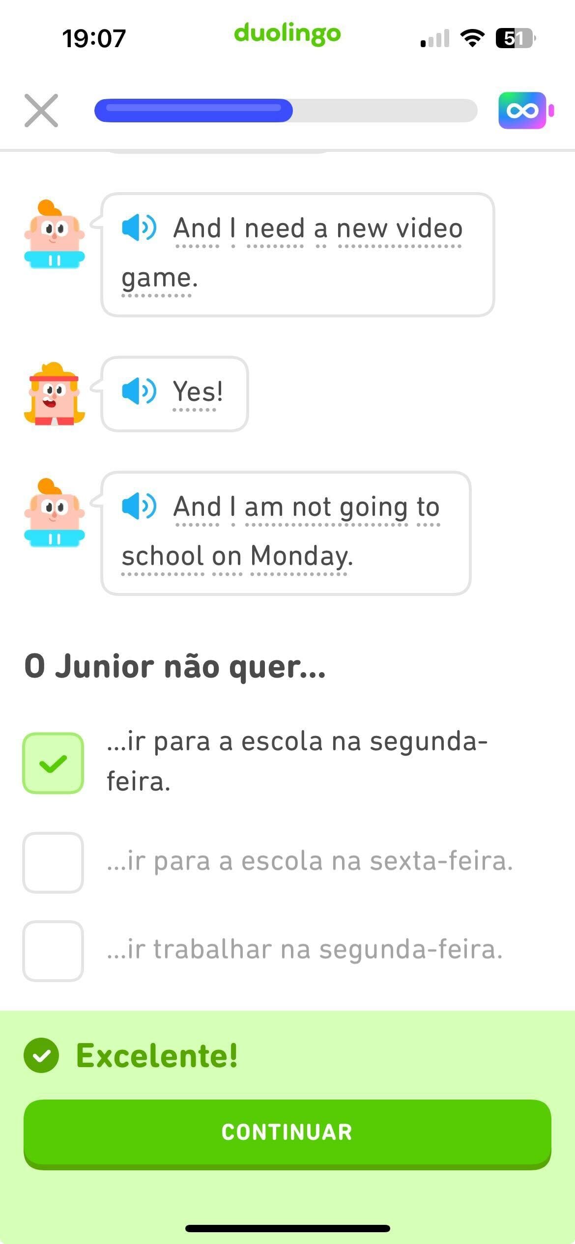 História do Duolingo que mostra linhas de diálogo em inglês ao lado dos avatares do Júnior e do Eddy. Cada linha começa com um ícone de alto-falante. Abaixo do diálogo, há uma frase incompleta em português e três opções de resposta. A caixa de verificação da primeira opção contém um sinal de verificado verde. Na parte de baixo, há um banner verde em que se lê “Excelente!”, seguido por um botão verde de “Continuar”.